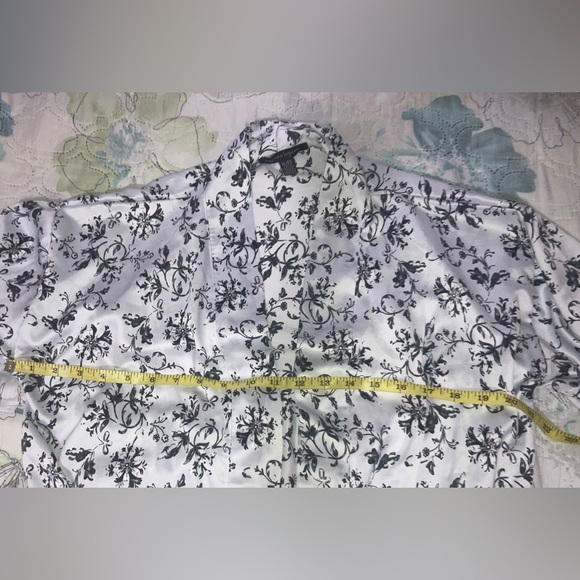 *SOLD* Nanette Lepore Black and White Silk Robe with lace detailing - Picture 2 of 3